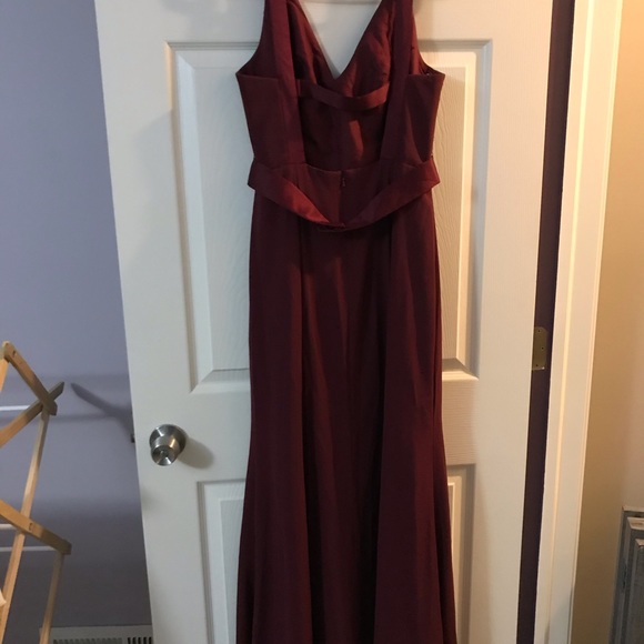 Vera Wang V Neck Crepe Gown with open back - Picture 4 of 5